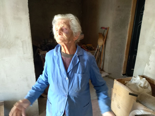 СТАРИЦA ЖРТВA ТРОЈЕ РАЗБОЈНИКА: Ударали су ме и бацали! Бојим се да будем сама, чујем им гласове и као да се све понавља!  